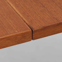 バタフライ式の半円天板と中央拡張板2枚を備えたエクステンションダイニングテーブルは、最大幅2520mmで8人でもゆったり囲めるサイズ感が魅力です。滑らかな金属レール構造により拡張もスムーズで、コンパクトな状態から広々とした食卓へ柔軟に変化します。温かみあるチーク材の質感と端正なデザインが調和した、北欧ビンテージ家具らしい実用性と美しさを兼ね備えた一台です。