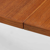 バタフライ式の半円天板と中央拡張板2枚を備えたエクステンションダイニングテーブルは、最大幅2520mmで8人でもゆったり囲めるサイズ感が魅力です。滑らかな金属レール構造により拡張もスムーズで、コンパクトな状態から広々とした食卓へ柔軟に変化します。温かみあるチーク材の質感と端正なデザインが調和した、北欧ビンテージ家具らしい実用性と美しさを兼ね備えた一台です。