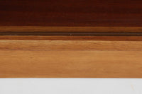 Hundevad & Co社製の小ぶりな蛇腹キャビネットです。蛇腹式の扉を採用することで、扉が本体内部に収まり、内部の収納スペースを最大限に活用できます。また、引き出しが取り付けられており、機能性も兼ね備えています。本体には高品質なオーク材が使用されており、堅牢さと美しさが際立っています。