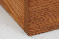 Hundevad & Co社製の小ぶりな蛇腹キャビネットです。蛇腹式の扉を採用することで、扉が本体内部に収まり、内部の収納スペースを最大限に活用できます。また、引き出しが取り付けられており、機能性も兼ね備えています。本体には高品質なオーク材が使用されており、堅牢さと美しさが際立っています。