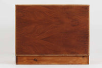 Hundevad & Co社製の小ぶりな蛇腹キャビネットです。蛇腹式の扉を採用することで、扉が本体内部に収まり、内部の収納スペースを最大限に活用できます。また、引き出しが取り付けられており、機能性も兼ね備えています。本体には高品質なオーク材が使用されており、堅牢さと美しさが際立っています。