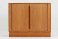 Hundevad & Co社製の小ぶりな蛇腹キャビネットです。蛇腹式の扉を採用することで、扉が本体内部に収まり、内部の収納スペースを最大限に活用できます。また、引き出しが取り付けられており、機能性も兼ね備えています。本体には高品質なオーク材が使用されており、堅牢さと美しさが際立っています。