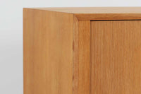 Hundevad & Co社製の小ぶりな蛇腹キャビネットです。蛇腹式の扉を採用することで、扉が本体内部に収まり、内部の収納スペースを最大限に活用できます。また、引き出しが取り付けられており、機能性も兼ね備えています。本体には高品質なオーク材が使用されており、堅牢さと美しさが際立っています。