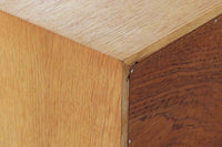 Hundevad & Co社製の小ぶりな蛇腹キャビネットです。蛇腹式の扉を採用することで、扉が本体内部に収まり、内部の収納スペースを最大限に活用できます。また、引き出しが取り付けられており、機能性も兼ね備えています。本体には高品質なオーク材が使用されており、堅牢さと美しさが際立っています。