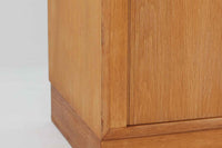 Hundevad & Co社製の小ぶりな蛇腹キャビネットです。蛇腹式の扉を採用することで、扉が本体内部に収まり、内部の収納スペースを最大限に活用できます。また、引き出しが取り付けられており、機能性も兼ね備えています。本体には高品質なオーク材が使用されており、堅牢さと美しさが際立っています。