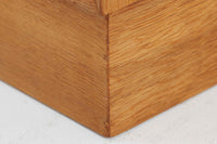 Hundevad & Co社製の小ぶりな蛇腹キャビネットです。蛇腹式の扉を採用することで、扉が本体内部に収まり、内部の収納スペースを最大限に活用できます。また、引き出しが取り付けられており、機能性も兼ね備えています。本体には高品質なオーク材が使用されており、堅牢さと美しさが際立っています。