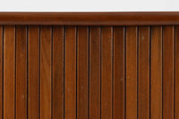 北欧デンマークで製造された、蛇腹扉が特徴的なビンテージキャビネットです。素材にはビーチ材と思われる無垢材や突板が使用されており、ステイン塗装により落ち着いたブラウンカラーに仕上げられています。前面には細かな縦ラインが連続する蛇腹扉が配され、開閉時に滑らかに動く美しい構造が魅力です。内部には棚板が一枚付属しており、収納としての機能性も十分です。丸脚や小さな丸い取っ手も北欧らしい柔らかなディテールで、リビングや玄関、寝室などさまざまな空間に自然に溶け込む一台です。