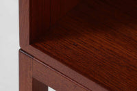 Borge mogensen(ボーエ・モーエンセン)によってデザインされたブックシェルフです。一見シンプルなフォルムですが、脚部がデザインポイントになっています。良質なチーク材が使用されており、FDB社によって細かい所まで丁寧に作成されています。使い勝手の良いサイズだと思います。本体、脚共にオリジナルで、チーク材が使用された希少なモデルです。