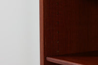 Borge mogensen(ボーエ・モーエンセン)によってデザインされたブックシェルフです。一見シンプルなフォルムですが、脚部がデザインポイントになっています。良質なチーク材が使用されており、FDB社によって細かい所まで丁寧に作成されています。使い勝手の良いサイズだと思います。本体、脚共にオリジナルで、チーク材が使用された希少なモデルです。