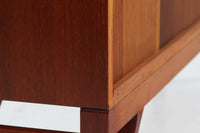 Borge mogensen(ボーエ・モーエンセン)によってデザインされたブックシェルフです。一見シンプルなフォルムですが、脚部がデザインポイントになっています。良質なチーク材が使用されており、FDB社によって細かい所まで丁寧に作成されています。使い勝手の良いサイズだと思います。本体、脚共にオリジナルで、チーク材が使用された希少なモデルです。