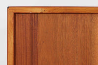 Borge mogensen(ボーエ・モーエンセン)によってデザインされたブックシェルフです。一見シンプルなフォルムですが、脚部がデザインポイントになっています。良質なチーク材が使用されており、FDB社によって細かい所まで丁寧に作成されています。使い勝手の良いサイズだと思います。本体、脚共にオリジナルで、チーク材が使用された希少なモデルです。