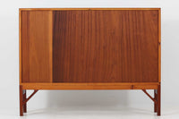 Borge mogensen(ボーエ・モーエンセン)によってデザインされたブックシェルフです。一見シンプルなフォルムですが、脚部がデザインポイントになっています。良質なチーク材が使用されており、FDB社によって細かい所まで丁寧に作成されています。使い勝手の良いサイズだと思います。本体、脚共にオリジナルで、チーク材が使用された希少なモデルです。