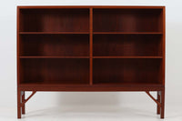 Borge mogensen(ボーエ・モーエンセン)によってデザインされたブックシェルフです。一見シンプルなフォルムですが、脚部がデザインポイントになっています。良質なチーク材が使用されており、FDB社によって細かい所まで丁寧に作成されています。使い勝手の良いサイズだと思います。本体、脚共にオリジナルで、チーク材が使用された希少なモデルです。