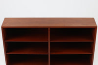 Borge mogensen(ボーエ・モーエンセン)によってデザインされたブックシェルフです。一見シンプルなフォルムですが、脚部がデザインポイントになっています。良質なチーク材が使用されており、FDB社によって細かい所まで丁寧に作成されています。使い勝手の良いサイズだと思います。本体、脚共にオリジナルで、チーク材が使用された希少なモデルです。