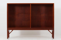 Borge mogensen(ボーエ・モーエンセン)によってデザインされたブックシェルフです。一見シンプルなフォルムですが、脚部がデザインポイントになっています。良質なチーク材が使用されており、FDB社によって細かい所まで丁寧に作成されています。使い勝手の良いサイズだと思います。本体、脚共にオリジナルで、チーク材が使用された希少なモデルです。