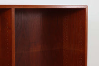 Borge mogensen(ボーエ・モーエンセン)によってデザインされたブックシェルフです。一見シンプルなフォルムですが、脚部がデザインポイントになっています。良質なチーク材が使用されており、FDB社によって細かい所まで丁寧に作成されています。使い勝手の良いサイズだと思います。本体、脚共にオリジナルで、チーク材が使用された希少なモデルです。