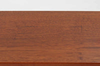 Borge mogensen(ボーエ・モーエンセン)によってデザインされたブックシェルフです。一見シンプルなフォルムですが、脚部がデザインポイントになっています。良質なチーク材が使用されており、FDB社によって細かい所まで丁寧に作成されています。使い勝手の良いサイズだと思います。本体、脚共にオリジナルで、チーク材が使用された希少なモデルです。