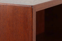 Borge mogensen(ボーエ・モーエンセン)によってデザインされたブックシェルフです。一見シンプルなフォルムですが、脚部がデザインポイントになっています。良質なチーク材が使用されており、FDB社によって細かい所まで丁寧に作成されています。使い勝手の良いサイズだと思います。本体、脚共にオリジナルで、チーク材が使用された希少なモデルです。