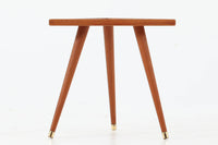 北欧より買い付けたサイドテーブルです。レッド色のシートが張られた天板と、3本脚のチーク材との組み合わせが美しい一品で、プランターテーブルとしてもご利用いただけます。ゴールド色の脚先がデザインのアクセントとなっています。