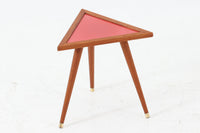 北欧より買い付けたサイドテーブルです。レッド色のシートが張られた天板と、3本脚のチーク材との組み合わせが美しい一品で、プランターテーブルとしてもご利用いただけます。ゴールド色の脚先がデザインのアクセントとなっています。