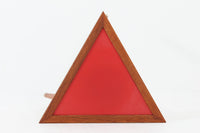 北欧より買い付けたサイドテーブルです。レッド色のシートが張られた天板と、3本脚のチーク材との組み合わせが美しい一品で、プランターテーブルとしてもご利用いただけます。ゴールド色の脚先がデザインのアクセントとなっています。