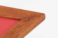 北欧より買い付けたサイドテーブルです。レッド色のシートが張られた天板と、3本脚のチーク材との組み合わせが美しい一品で、プランターテーブルとしてもご利用いただけます。ゴールド色の脚先がデザインのアクセントとなっています。