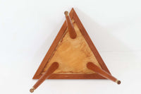 北欧より買い付けたサイドテーブルです。レッド色のシートが張られた天板と、3本脚のチーク材との組み合わせが美しい一品で、プランターテーブルとしてもご利用いただけます。ゴールド色の脚先がデザインのアクセントとなっています。