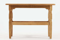 デンマークの建築家Henning Kjaernulf(ヘニング・ケアヌルフ)によってデザインされた、オーク無垢材のドロップリーフ式センターテーブルです。製造は高品質な家具で知られるEGモブラー社。無垢材ならではの美しい木目と、クラシカルで彫刻的な脚部のラインが印象的です。天板は両側に開閉式のリーフが備わっており、来客時や作業時には広げてスペースを拡張できるなど、実用性も兼ね備えています。高さ約51cmとやや高めの設計で、ソファ前に置いても手元が使いやすく、センターテーブルとして快適にお使いいただけます。必要に応じてサイドテーブルやティーテーブルとしても活躍する、用途の広い一台です。