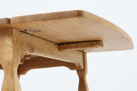 デンマークの建築家Henning Kjaernulf(ヘニング・ケアヌルフ)によってデザインされた、オーク無垢材のドロップリーフ式センターテーブルです。製造は高品質な家具で知られるEGモブラー社。無垢材ならではの美しい木目と、クラシカルで彫刻的な脚部のラインが印象的です。天板は両側に開閉式のリーフが備わっており、来客時や作業時には広げてスペースを拡張できるなど、実用性も兼ね備えています。高さ約51cmとやや高めの設計で、ソファ前に置いても手元が使いやすく、センターテーブルとして快適にお使いいただけます。必要に応じてサイドテーブルやティーテーブルとしても活躍する、用途の広い一台です。