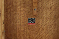 デンマークの建築家Henning Kjaernulf(ヘニング・ケアヌルフ)によってデザインされた、オーク無垢材のドロップリーフ式センターテーブルです。製造は高品質な家具で知られるEGモブラー社。無垢材ならではの美しい木目と、クラシカルで彫刻的な脚部のラインが印象的です。天板は両側に開閉式のリーフが備わっており、来客時や作業時には広げてスペースを拡張できるなど、実用性も兼ね備えています。高さ約51cmとやや高めの設計で、ソファ前に置いても手元が使いやすく、センターテーブルとして快適にお使いいただけます。必要に応じてサイドテーブルやティーテーブルとしても活躍する、用途の広い一台です。