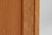 こちらは、デンマークの名工 Soborg 社によって製作されたスタッキングタイプのシェルフです。パーツを組み合わせることで、お好みの形にカスタマイズして購入できるモデルとなっています。本品は、すっきりとしたキャビネット部分に小ぶりな棚を重ねたシンプルなデザインが特徴です。また、上下のユニットを分けて別々にご使用いただくことも可能です。本体には、良質なオーク材が使用されており、上質な仕上がりとなっています。