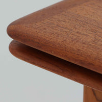 チーク材の温かみある風合いと洗練されたシルエットが魅力のエクステンションダイニングテーブルです。デザイナーは不明ですが、脚部や拡張板の形状など、細部にまでこだわりが感じられる上質な一品です。