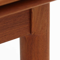 チーク材の温かみある風合いと洗練されたシルエットが魅力のエクステンションダイニングテーブルです。デザイナーは不明ですが、脚部や拡張板の形状など、細部にまでこだわりが感じられる上質な一品です。