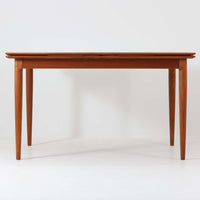 チーク材の温かみある風合いと洗練されたシルエットが魅力のエクステンションダイニングテーブルです。デザイナーは不明ですが、脚部や拡張板の形状など、細部にまでこだわりが感じられる上質な一品です。