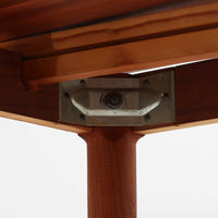 チーク材の温かみある風合いと洗練されたシルエットが魅力のエクステンションダイニングテーブルです。デザイナーは不明ですが、脚部や拡張板の形状など、細部にまでこだわりが感じられる上質な一品です。