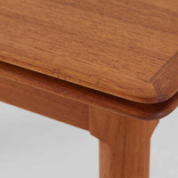 チーク材の温かみある風合いと洗練されたシルエットが魅力のエクステンションダイニングテーブルです。デザイナーは不明ですが、脚部や拡張板の形状など、細部にまでこだわりが感じられる上質な一品です。