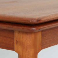 チーク材の温かみある風合いと洗練されたシルエットが魅力のエクステンションダイニングテーブルです。デザイナーは不明ですが、脚部や拡張板の形状など、細部にまでこだわりが感じられる上質な一品です。