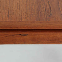 チーク材の温かみある風合いと洗練されたシルエットが魅力のエクステンションダイニングテーブルです。デザイナーは不明ですが、脚部や拡張板の形状など、細部にまでこだわりが感じられる上質な一品です。