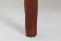 デンマークを代表する家具デザイナー、Børge mogensen(ボーエ・モーエンセン)が手がけた、Soborg mobler社製のビンテージライティングビューロです。落ち着きのある深い色味と美しい木目が特徴的なチーク材を贅沢に使用しており、北欧ミッドセンチュリーらしい温かみと洗練された雰囲気を兼ね備えています。上部のライティングスペースには、2杯の小引き出しと仕切り棚が設けられており、文房具や書類の整理にも最適。天板は折りたたみ式で、コンパクトに収納しつつも、必要に応じてしっかりとした作業スペースとしてお使いいただけます。下部にはフルサイズの引き出しが3杯あり、収納力にも優れています。脚部のデザインも軽やかで、空間に圧迫感を与えません。リビングやワークスペースに、実用性と美しさを兼ね備えた一台としておすすめです。