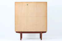 デンマークを代表する家具デザイナー、Børge mogensen(ボーエ・モーエンセン)が手がけた、Soborg mobler社製のビンテージライティングビューロです。落ち着きのある深い色味と美しい木目が特徴的なチーク材を贅沢に使用しており、北欧ミッドセンチュリーらしい温かみと洗練された雰囲気を兼ね備えています。上部のライティングスペースには、2杯の小引き出しと仕切り棚が設けられており、文房具や書類の整理にも最適。天板は折りたたみ式で、コンパクトに収納しつつも、必要に応じてしっかりとした作業スペースとしてお使いいただけます。下部にはフルサイズの引き出しが3杯あり、収納力にも優れています。脚部のデザインも軽やかで、空間に圧迫感を与えません。リビングやワークスペースに、実用性と美しさを兼ね備えた一台としておすすめです。