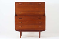 デンマークを代表する家具デザイナー、Børge mogensen(ボーエ・モーエンセン)が手がけた、Soborg mobler社製のビンテージライティングビューロです。落ち着きのある深い色味と美しい木目が特徴的なチーク材を贅沢に使用しており、北欧ミッドセンチュリーらしい温かみと洗練された雰囲気を兼ね備えています。上部のライティングスペースには、2杯の小引き出しと仕切り棚が設けられており、文房具や書類の整理にも最適。天板は折りたたみ式で、コンパクトに収納しつつも、必要に応じてしっかりとした作業スペースとしてお使いいただけます。下部にはフルサイズの引き出しが3杯あり、収納力にも優れています。脚部のデザインも軽やかで、空間に圧迫感を与えません。リビングやワークスペースに、実用性と美しさを兼ね備えた一台としておすすめです。