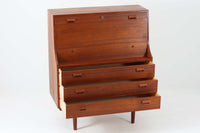 デンマークを代表する家具デザイナー、Børge mogensen(ボーエ・モーエンセン)が手がけた、Soborg mobler社製のビンテージライティングビューロです。落ち着きのある深い色味と美しい木目が特徴的なチーク材を贅沢に使用しており、北欧ミッドセンチュリーらしい温かみと洗練された雰囲気を兼ね備えています。上部のライティングスペースには、2杯の小引き出しと仕切り棚が設けられており、文房具や書類の整理にも最適。天板は折りたたみ式で、コンパクトに収納しつつも、必要に応じてしっかりとした作業スペースとしてお使いいただけます。下部にはフルサイズの引き出しが3杯あり、収納力にも優れています。脚部のデザインも軽やかで、空間に圧迫感を与えません。リビングやワークスペースに、実用性と美しさを兼ね備えた一台としておすすめです。