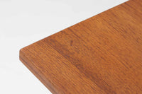 デンマークを代表する家具デザイナー、Børge mogensen(ボーエ・モーエンセン)が手がけた、Soborg mobler社製のビンテージライティングビューロです。落ち着きのある深い色味と美しい木目が特徴的なチーク材を贅沢に使用しており、北欧ミッドセンチュリーらしい温かみと洗練された雰囲気を兼ね備えています。上部のライティングスペースには、2杯の小引き出しと仕切り棚が設けられており、文房具や書類の整理にも最適。天板は折りたたみ式で、コンパクトに収納しつつも、必要に応じてしっかりとした作業スペースとしてお使いいただけます。下部にはフルサイズの引き出しが3杯あり、収納力にも優れています。脚部のデザインも軽やかで、空間に圧迫感を与えません。リビングやワークスペースに、実用性と美しさを兼ね備えた一台としておすすめです。