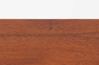 デンマークを代表する家具デザイナー、Børge mogensen(ボーエ・モーエンセン)が手がけた、Soborg mobler社製のビンテージライティングビューロです。落ち着きのある深い色味と美しい木目が特徴的なチーク材を贅沢に使用しており、北欧ミッドセンチュリーらしい温かみと洗練された雰囲気を兼ね備えています。上部のライティングスペースには、2杯の小引き出しと仕切り棚が設けられており、文房具や書類の整理にも最適。天板は折りたたみ式で、コンパクトに収納しつつも、必要に応じてしっかりとした作業スペースとしてお使いいただけます。下部にはフルサイズの引き出しが3杯あり、収納力にも優れています。脚部のデザインも軽やかで、空間に圧迫感を与えません。リビングやワークスペースに、実用性と美しさを兼ね備えた一台としておすすめです。