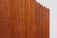 デンマークを代表する家具デザイナー、Børge mogensen(ボーエ・モーエンセン)が手がけた、Soborg mobler社製のビンテージライティングビューロです。落ち着きのある深い色味と美しい木目が特徴的なチーク材を贅沢に使用しており、北欧ミッドセンチュリーらしい温かみと洗練された雰囲気を兼ね備えています。上部のライティングスペースには、2杯の小引き出しと仕切り棚が設けられており、文房具や書類の整理にも最適。天板は折りたたみ式で、コンパクトに収納しつつも、必要に応じてしっかりとした作業スペースとしてお使いいただけます。下部にはフルサイズの引き出しが3杯あり、収納力にも優れています。脚部のデザインも軽やかで、空間に圧迫感を与えません。リビングやワークスペースに、実用性と美しさを兼ね備えた一台としておすすめです。