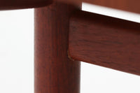 デンマークを代表する家具デザイナー、Børge mogensen(ボーエ・モーエンセン)が手がけた、Soborg mobler社製のビンテージライティングビューロです。落ち着きのある深い色味と美しい木目が特徴的なチーク材を贅沢に使用しており、北欧ミッドセンチュリーらしい温かみと洗練された雰囲気を兼ね備えています。上部のライティングスペースには、2杯の小引き出しと仕切り棚が設けられており、文房具や書類の整理にも最適。天板は折りたたみ式で、コンパクトに収納しつつも、必要に応じてしっかりとした作業スペースとしてお使いいただけます。下部にはフルサイズの引き出しが3杯あり、収納力にも優れています。脚部のデザインも軽やかで、空間に圧迫感を与えません。リビングやワークスペースに、実用性と美しさを兼ね備えた一台としておすすめです。