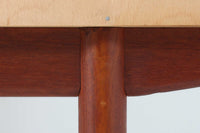 デンマークを代表する家具デザイナー、Børge mogensen(ボーエ・モーエンセン)が手がけた、Soborg mobler社製のビンテージライティングビューロです。落ち着きのある深い色味と美しい木目が特徴的なチーク材を贅沢に使用しており、北欧ミッドセンチュリーらしい温かみと洗練された雰囲気を兼ね備えています。上部のライティングスペースには、2杯の小引き出しと仕切り棚が設けられており、文房具や書類の整理にも最適。天板は折りたたみ式で、コンパクトに収納しつつも、必要に応じてしっかりとした作業スペースとしてお使いいただけます。下部にはフルサイズの引き出しが3杯あり、収納力にも優れています。脚部のデザインも軽やかで、空間に圧迫感を与えません。リビングやワークスペースに、実用性と美しさを兼ね備えた一台としておすすめです。