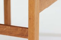 こちらは日本でも人気が高いボーエ・モーエンセンによる希少な「model 248」オットマンです。角度調整が可能で、快適な座り心地を提供します。現存する高級家具メーカー、Fredericia社製のしっかりとした造りが感じられ、品質の高さが際立っています。シンプルながらも洗練されたデザインは、どんなインテリアにも調和してくれそうです。