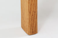 こちらは日本でも人気が高いボーエ・モーエンセンによる希少な「model 248」オットマンです。角度調整が可能で、快適な座り心地を提供します。現存する高級家具メーカー、Fredericia社製のしっかりとした造りが感じられ、品質の高さが際立っています。シンプルながらも洗練されたデザインは、どんなインテリアにも調和してくれそうです。