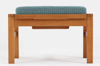 こちらは日本でも人気が高いボーエ・モーエンセンによる希少な「model 248」オットマンです。角度調整が可能で、快適な座り心地を提供します。現存する高級家具メーカー、Fredericia社製のしっかりとした造りが感じられ、品質の高さが際立っています。シンプルながらも洗練されたデザインは、どんなインテリアにも調和してくれそうです。